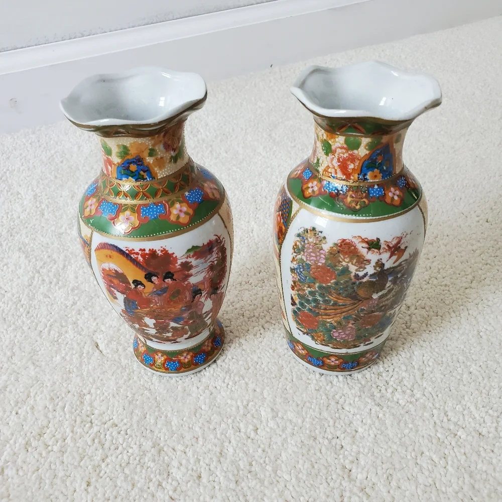 Vintage Pair of Asian Vases with scalloped top - Set of 2
